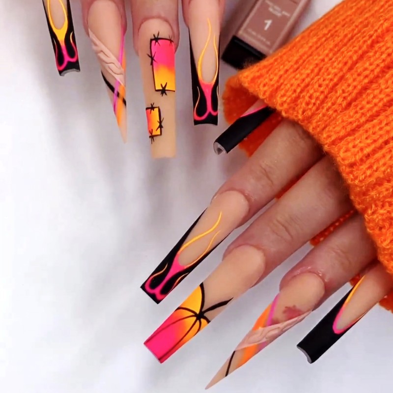 Kreatives Kunstnagelset mit farbenfrohen Designs Karnz