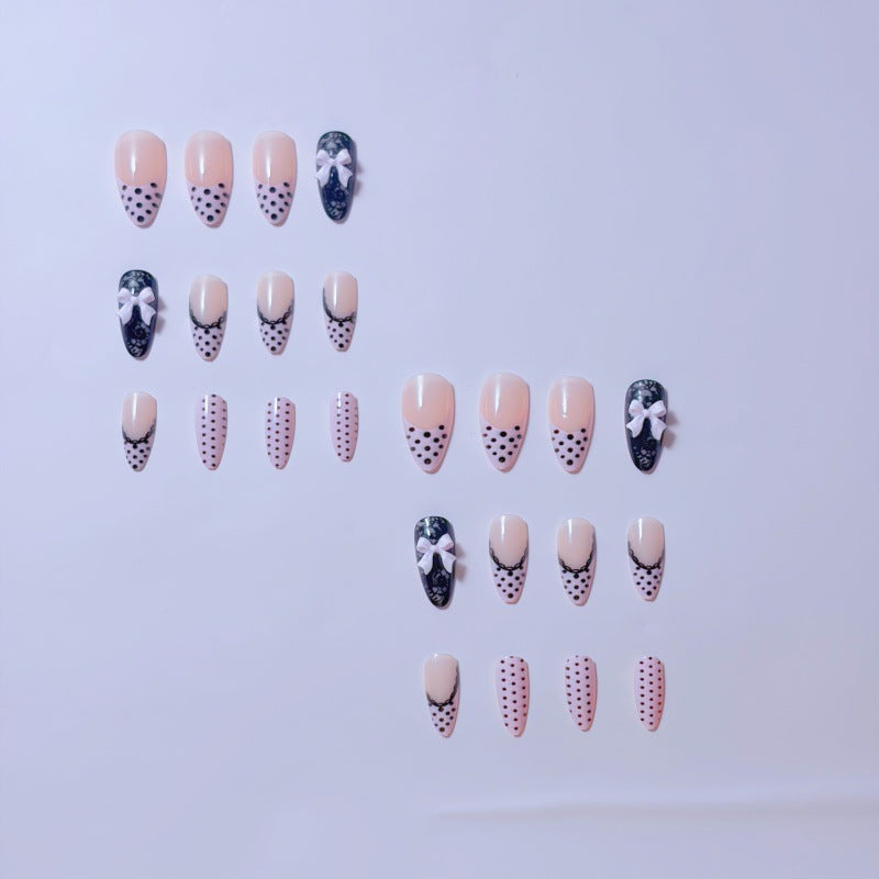 Elegante Kunstnägel mit Spitzendesign und Schleifenakzenten Karnz