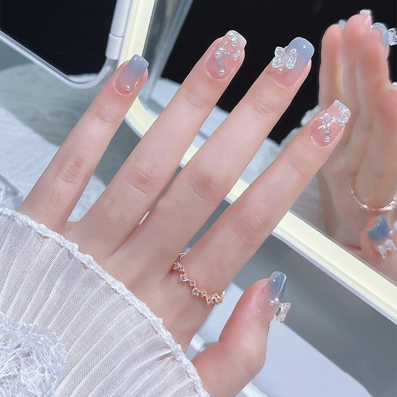 Kunstnagelset mit funkelnden Glitzer-Elementen und ansprechendem Ombre-Design Karnz