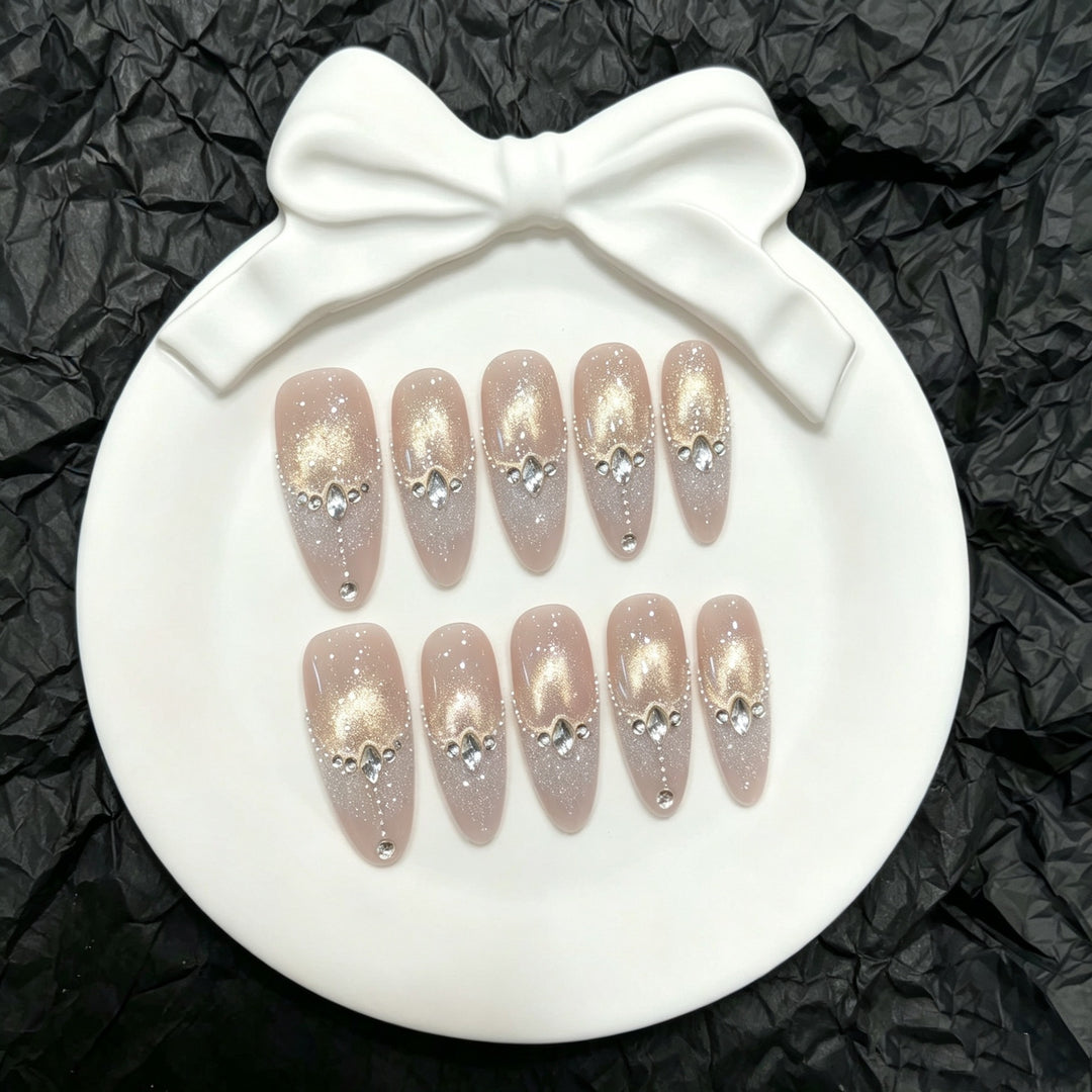 Elegantes Druck-Dauer-Nagelset mit funkelnden Akzenten