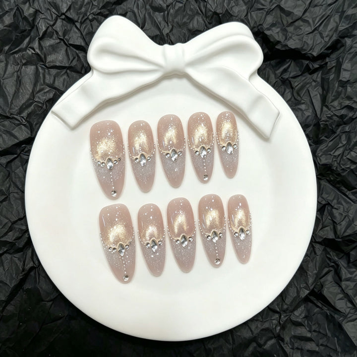 Elegantes Druck-Dauer-Nagelset mit funkelnden Akzenten