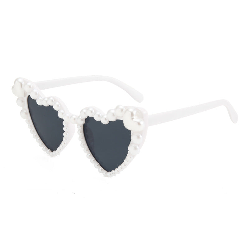 Herzförmige, mit Perlen akzentuierte Sonnenbrille