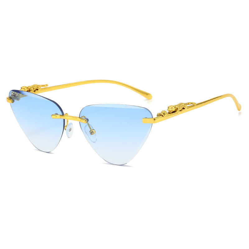 Damen Designer-Sonnenbrille mit kreativem, dreieckigem Rahmen und elegante goldene Akzente Karnz