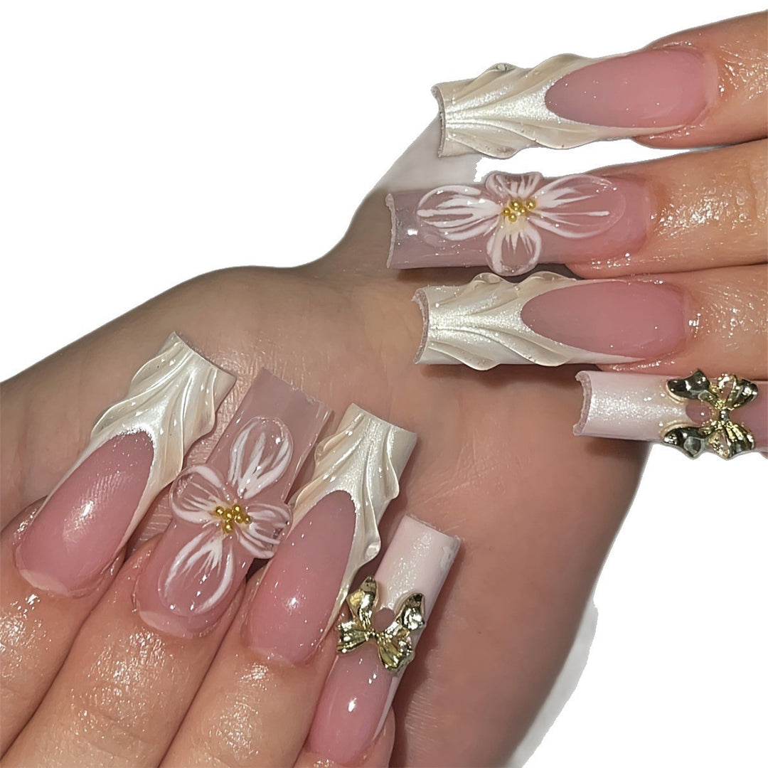 Kunstnagelset mit floralen Details Karnz
