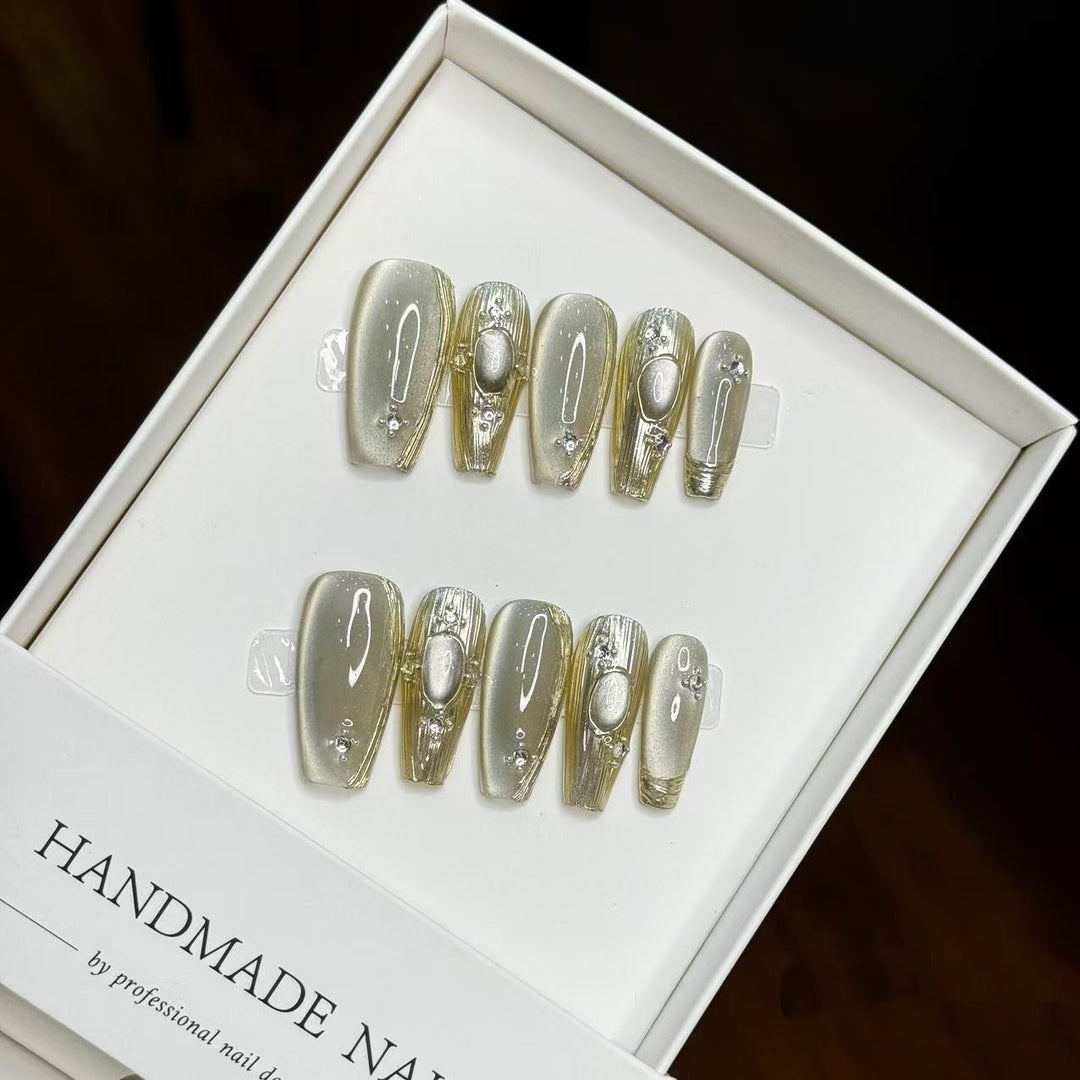 Handgefertigtes Künstlerisches Press-On Nagelset mit eleganten Perlenakzenten