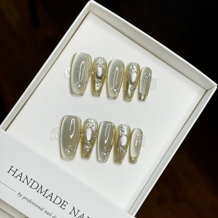 Handgefertigtes Künstlerisches Press-On Nagelset mit eleganten Perlenakzenten