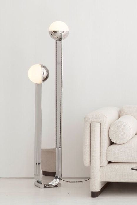 Moderner minimalistischer Stehlampe mit doppelten Globus