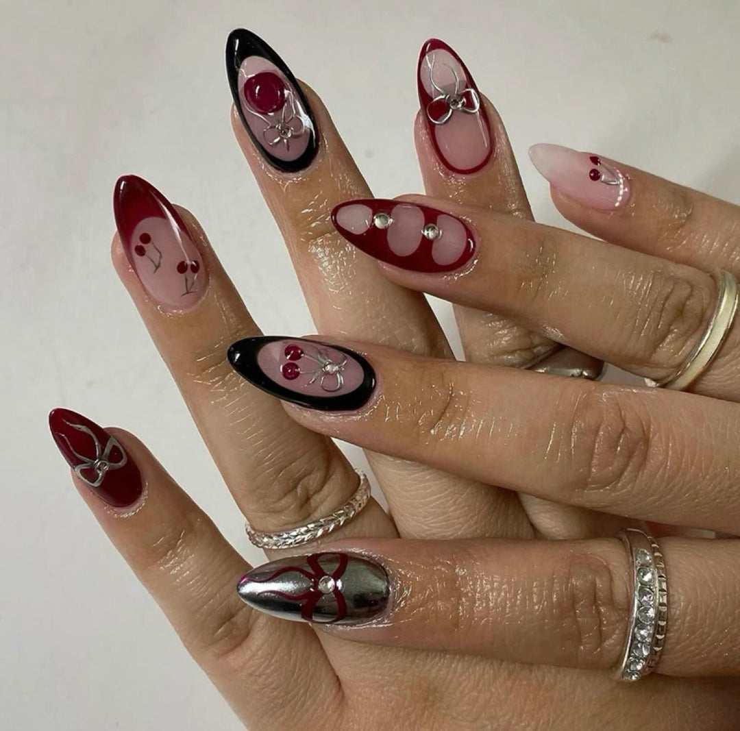 Elegante Kunstnägel mit floralen Akzenten Karnz
