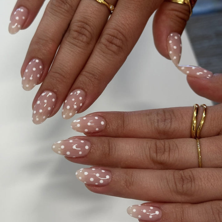Kunstvolle Nagelverlängerungen mit zarten Punkten Karnz