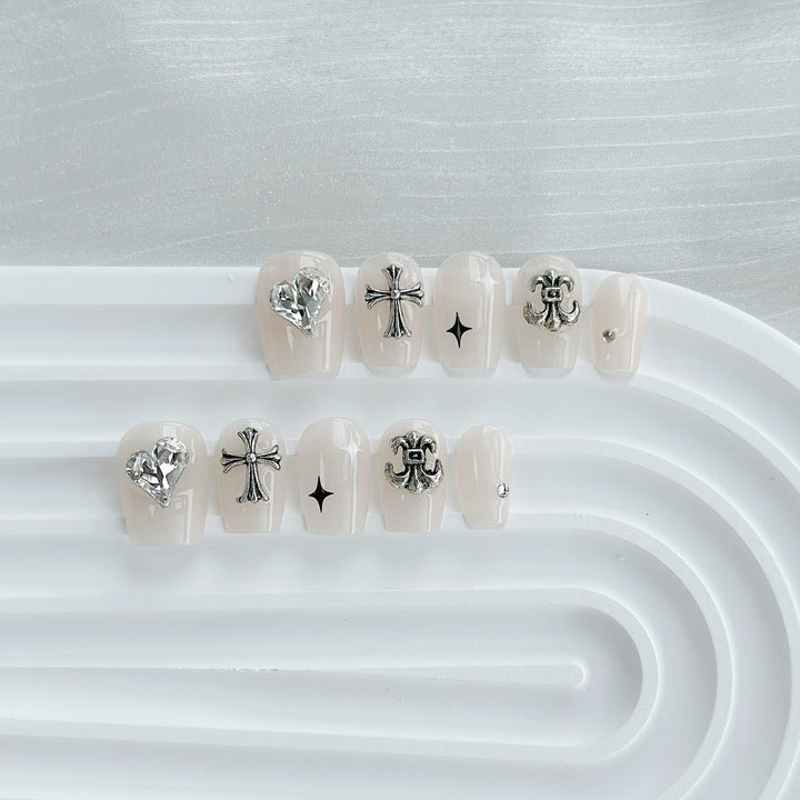 Künstlerisches Press-On Nagelkunstset mit Herz- und himmlischen Designs