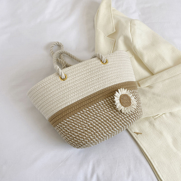 Handgefertigte Strohtasche mit floralem Detail Karnz