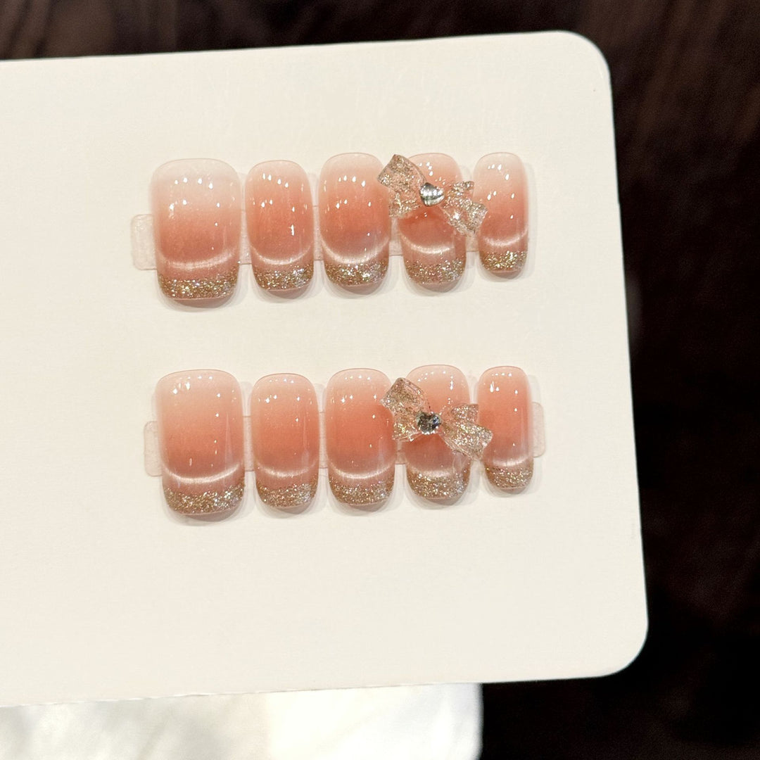 Elegante mit Glitzer veredelte Press-On Nagelkunst