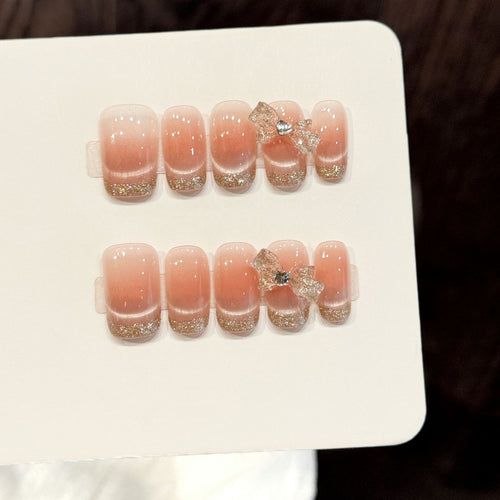 Elegante mit Glitzer veredelte Press-On Nagelkunst