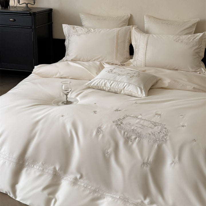 Luxuriöses Satin-Feel gesticktes florales Bettbezugset mit dekorativen Kissenbezügen