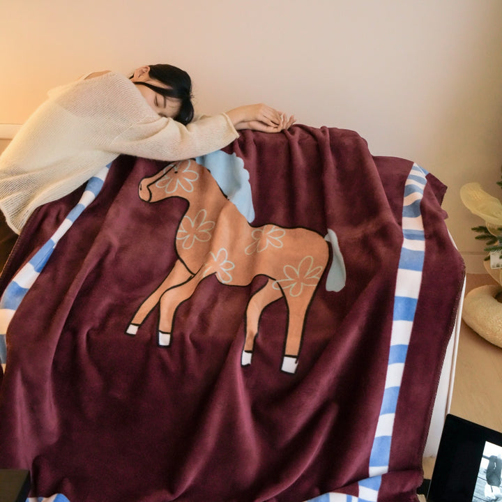 Kuscheldecke mit Pferdeillustration, extraweiche Mikrofaser und gestreiftem Rand