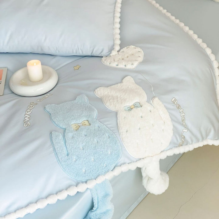 Niedliches Bettwäsche‑Set aus Feinsatin mit 3D‑Katzenapplikationen, Pompon‑Borte & Zierkissen