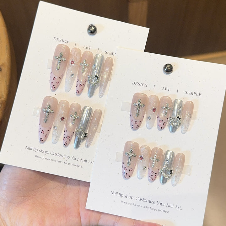 Kunstnägel mit Funkelnden Strass- und Kreuzmotiven Karnz