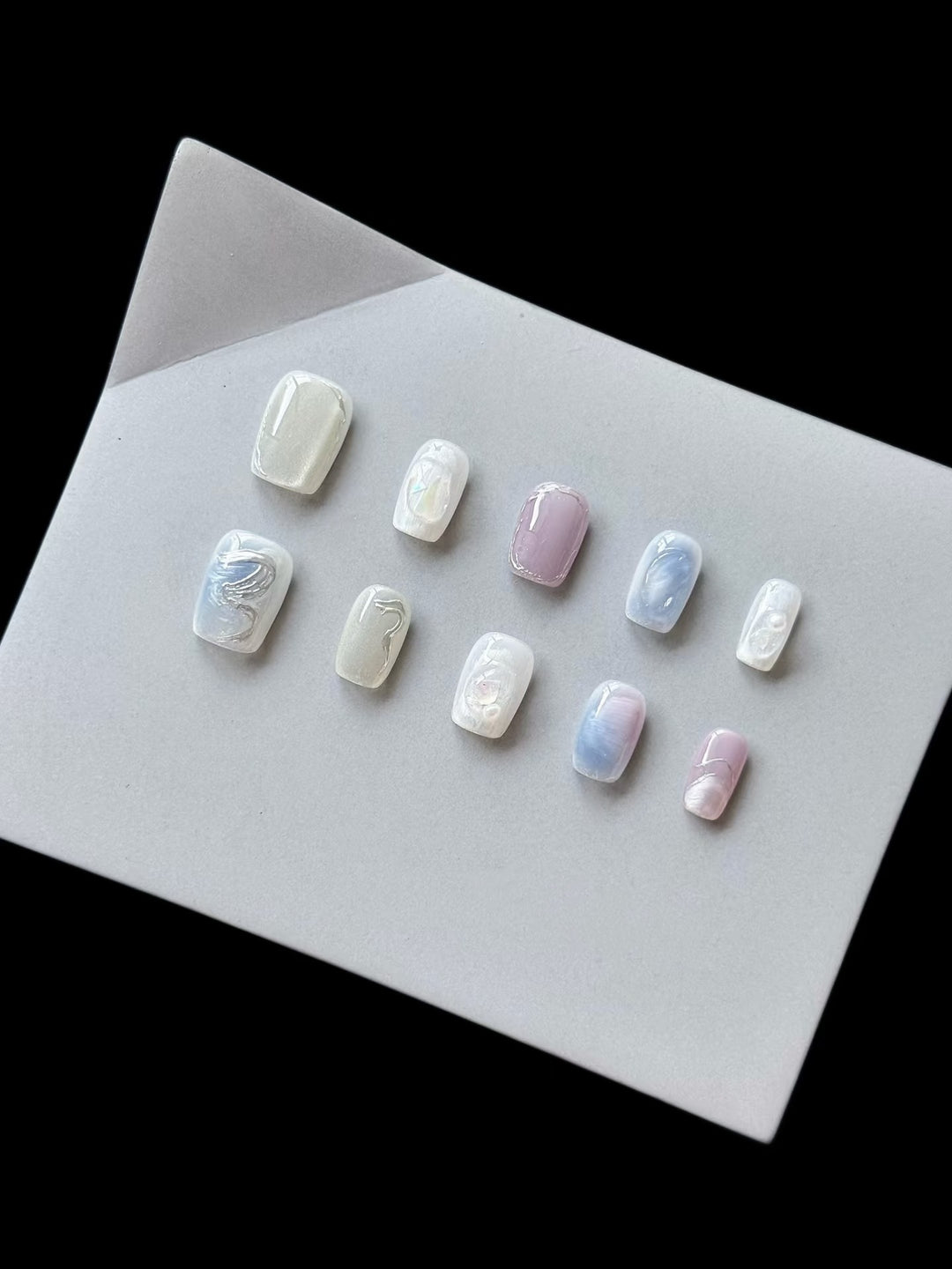 Künstlerisches Press-On Nagelset mit abstraktem Design