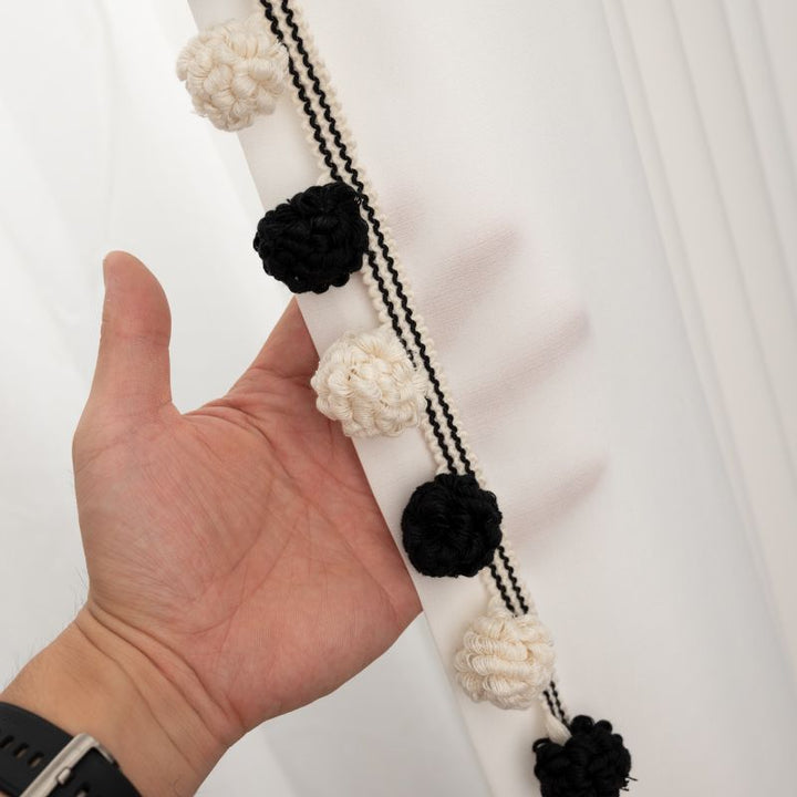 Dekorative Bordüre mit Pompons Karnz