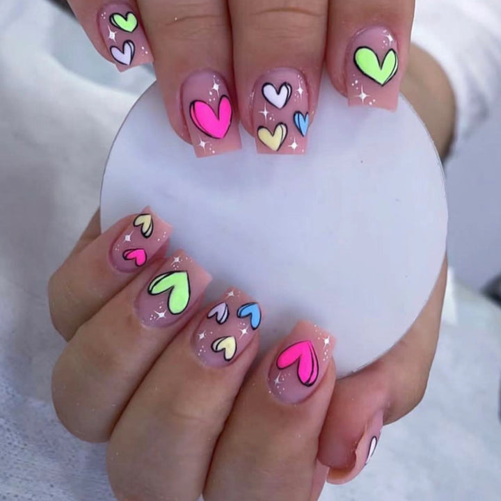 Kunstnagelset mit verspielten Herzmotiven Karnz