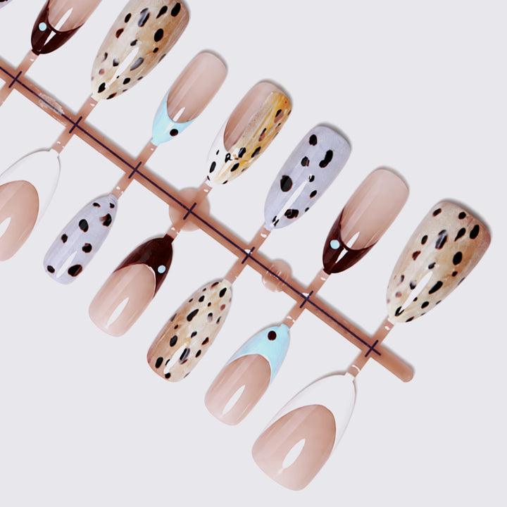 Künstlerisches Stiletto Press-On Nageldesign Karnz