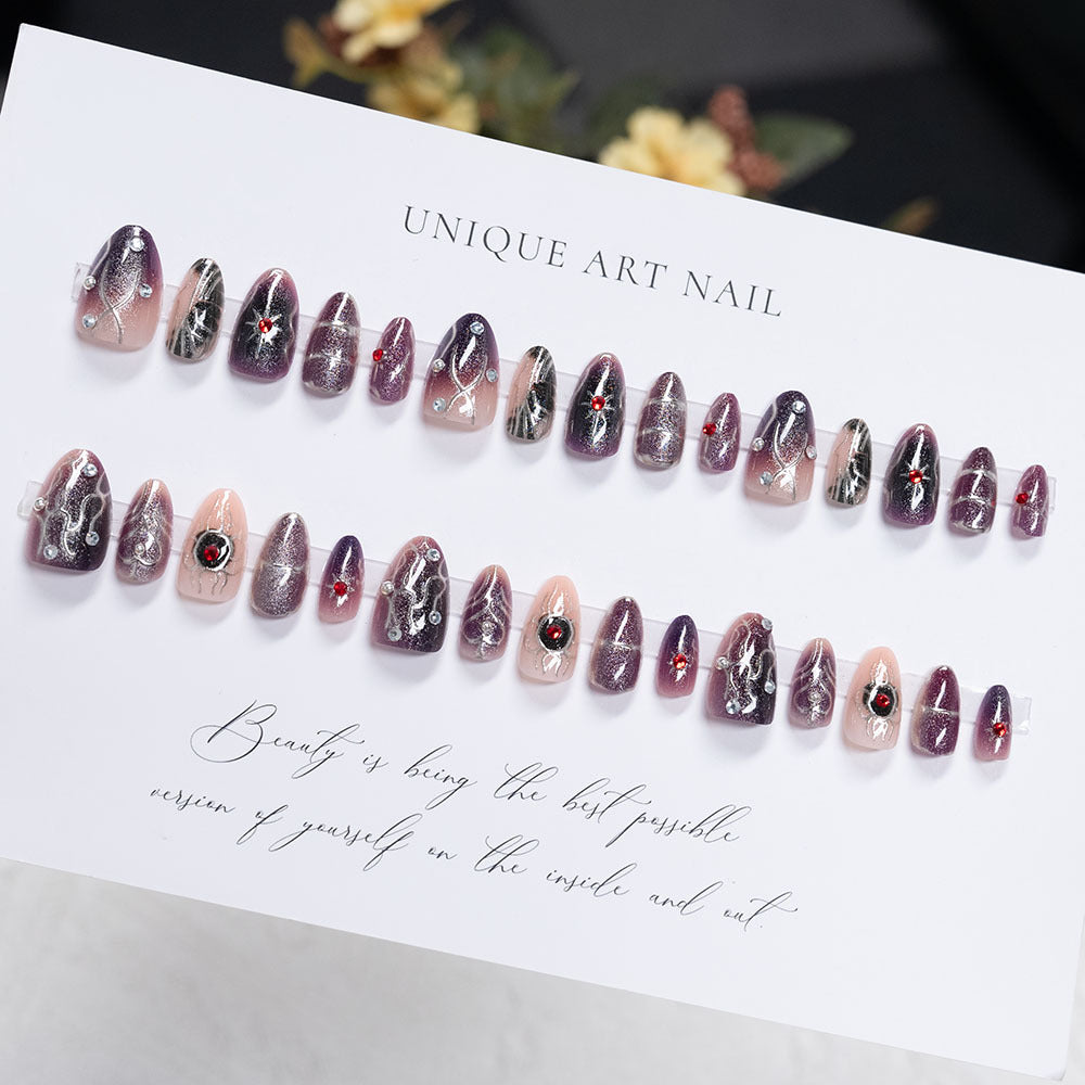 Glamouröse mit Strass verzierte Press-On Nagelkunst