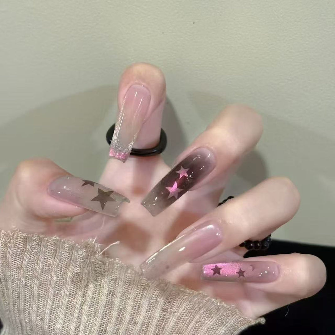 Stylische Glitzerstern-Nagelkunst Karnz