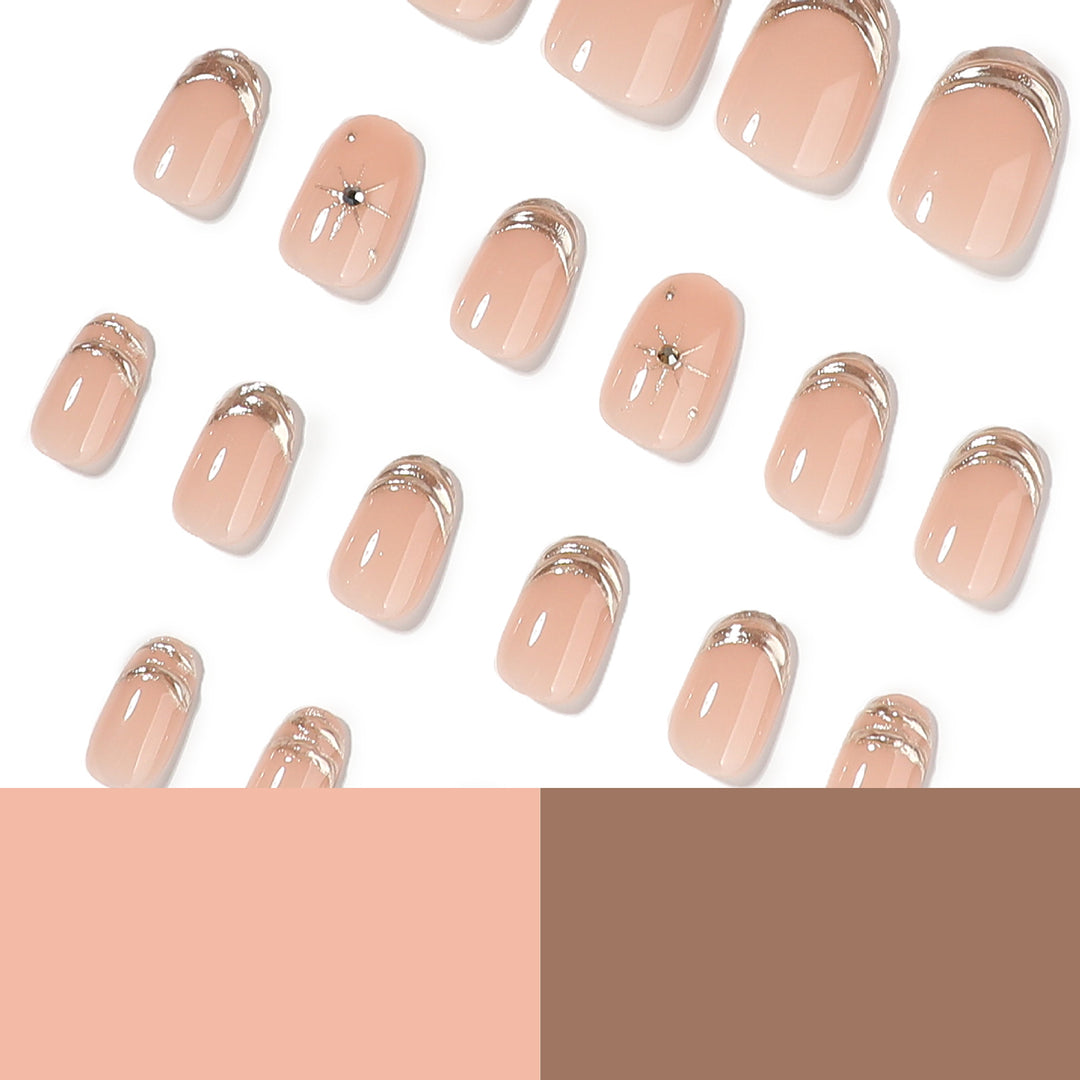 Glamouröse Nagelverlängerungen mit eleganten Metallic-Akzenten Karnz