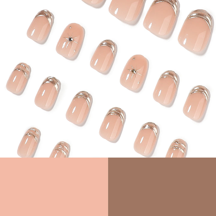 Glamouröse Nagelverlängerungen mit eleganten Metallic-Akzenten Karnz