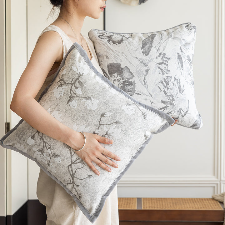 Dekoratives Kissen mit floralen Motiven