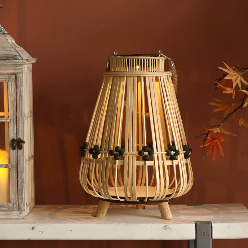 Dekorativer Lichtspender mit natürlichem Rattan Karnz