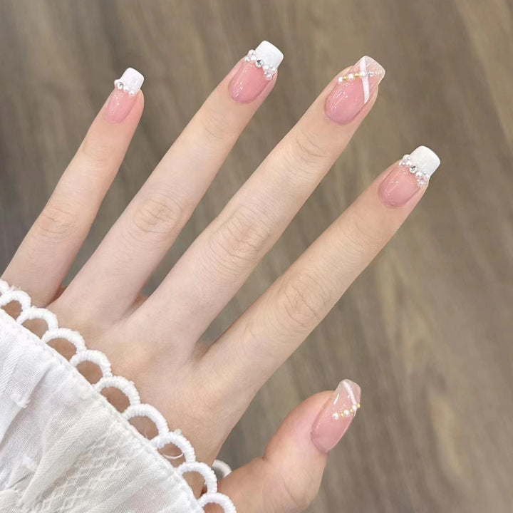 Kunstvolle Nagelverlängerungen mit Blumendesign Karnz