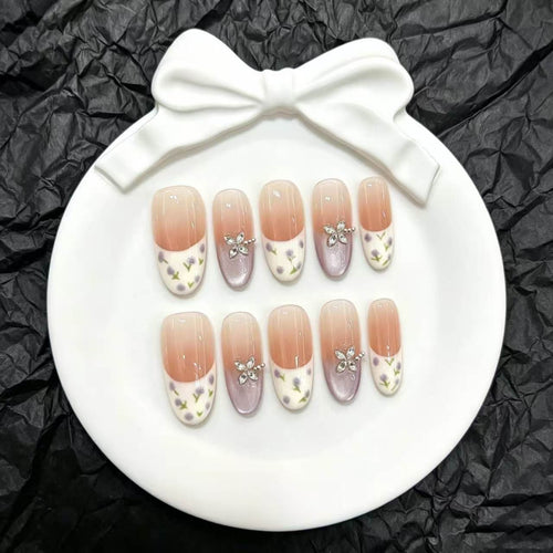 Künstlerisches Press-On-Nageldesign-Set mit floralen Verzierungen