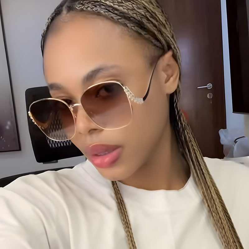 Damen auffällige Sonnenbrille mit funkelnden Applikationen Karnz