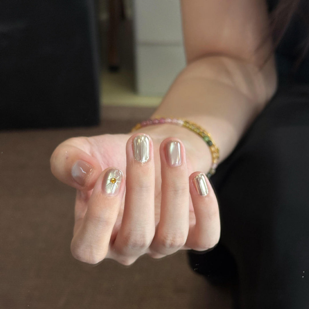 Kunstnägel mit Luxuriösem Metallic-Finish und Funkelndem Akzent Karnz