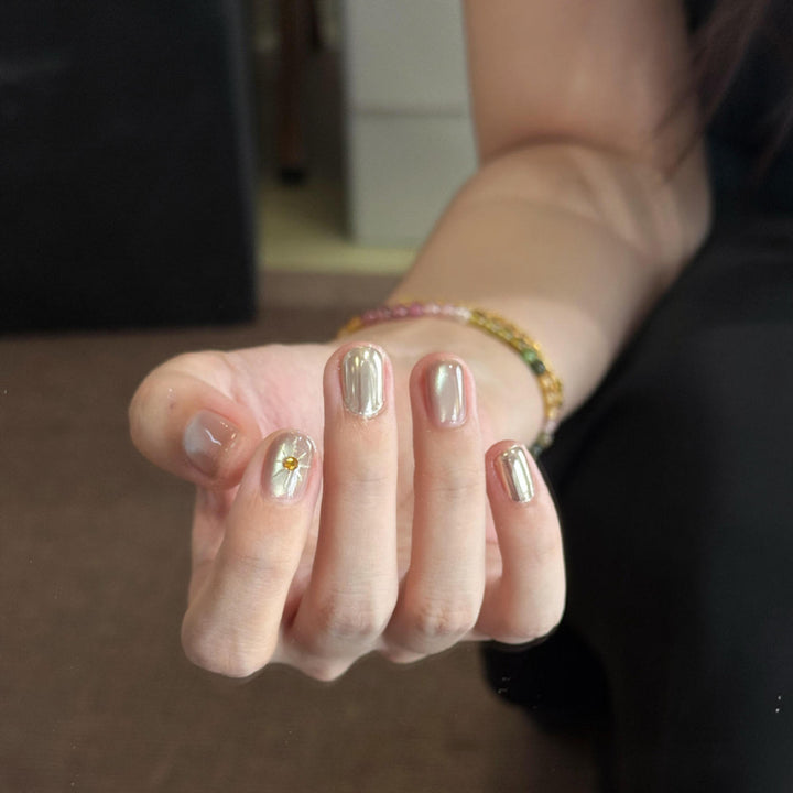 Kunstnägel mit Luxuriösem Metallic-Finish und Funkelndem Akzent Karnz
