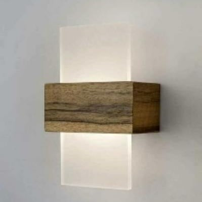 Moderne Wandlampe aus Holz