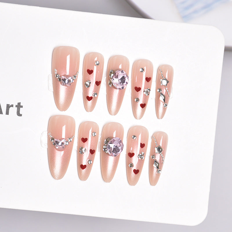 Dekorative Press-On-Nagelkunst mit Herz- und Edelsteindetails Karnz