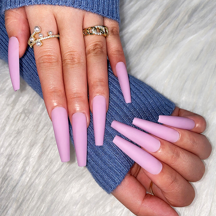 Künstliche Verlängerungen im trendigen Stiletto-Stil Karnz