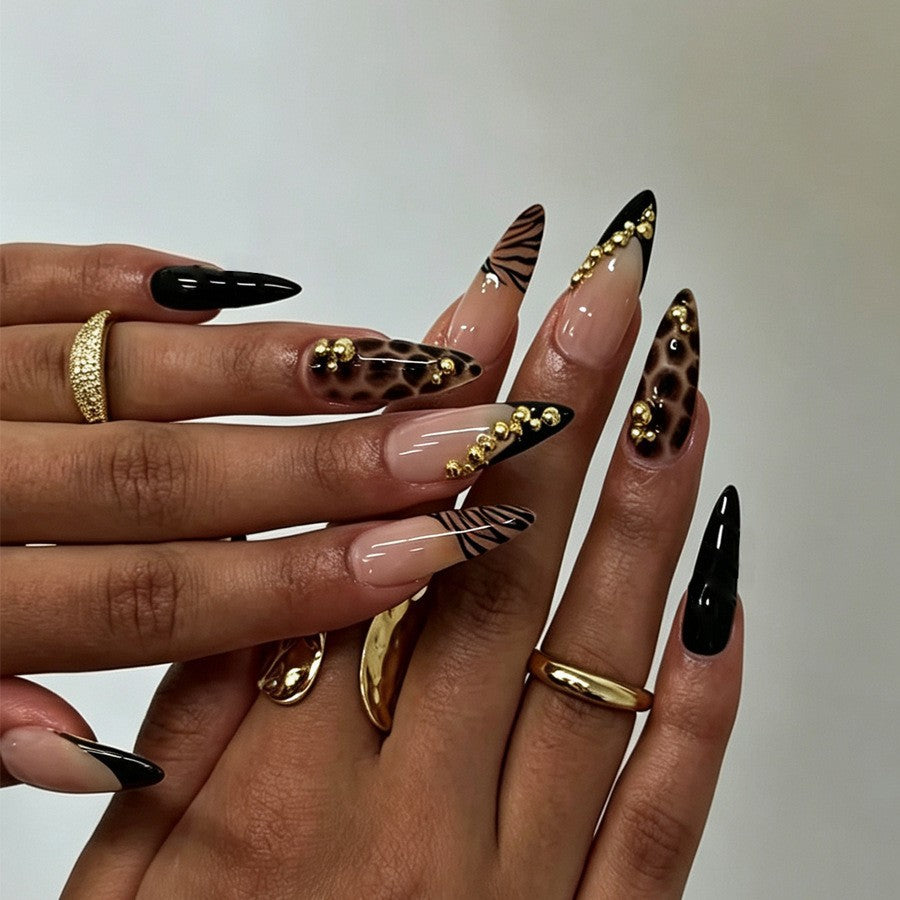 Kunstnagelset mit eleganten Tier- und Glitzermustern Karnz