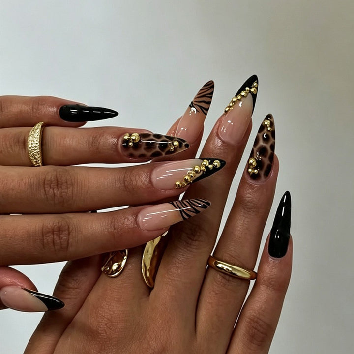Kunstnagelset mit eleganten Tier- und Glitzermustern Karnz