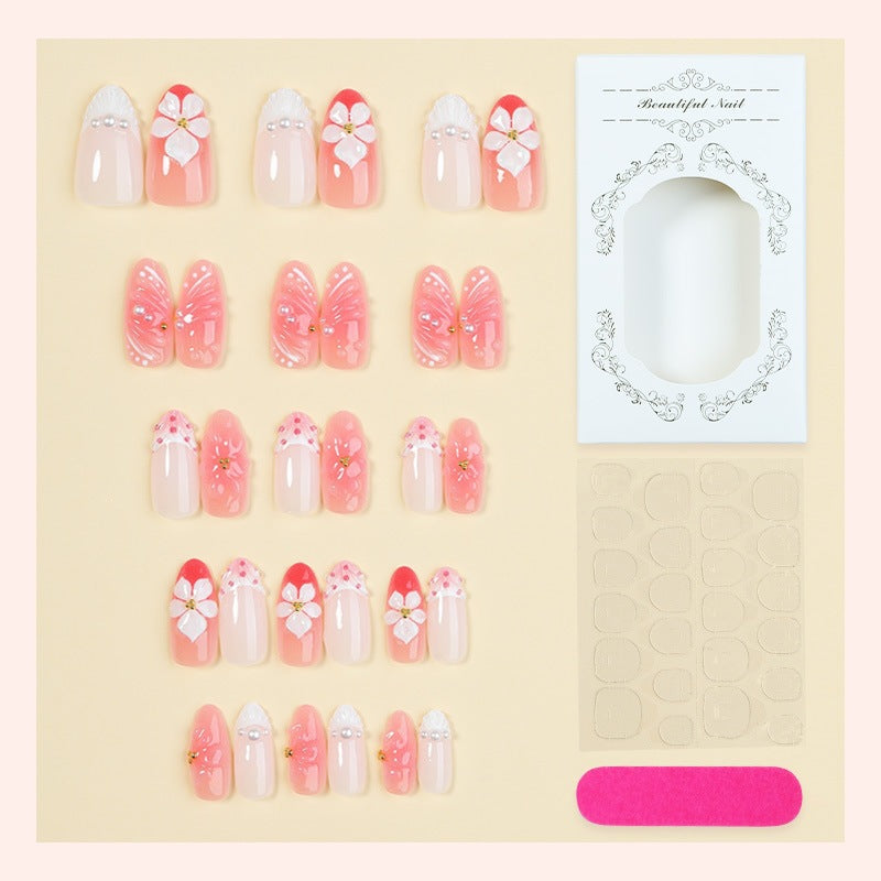 Kreatives Kunstnagelset mit floralen Details Karnz