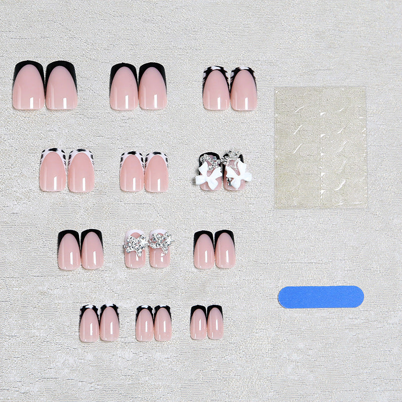 Kunstnagelset mit glamourösen Starlights und eleganten Verzierungen Karnz