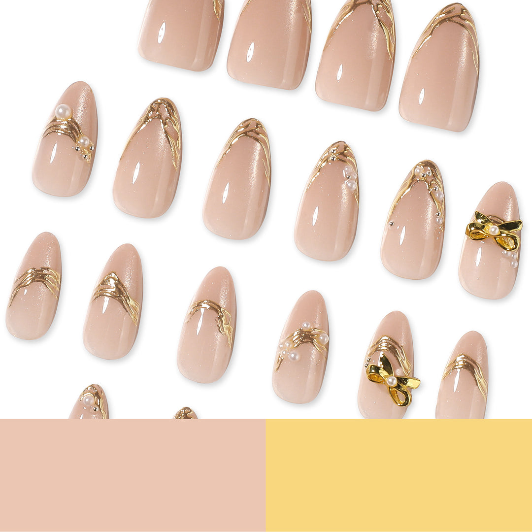 Glamouröse Nagelkunst mit Gold-Akzenten Karnz