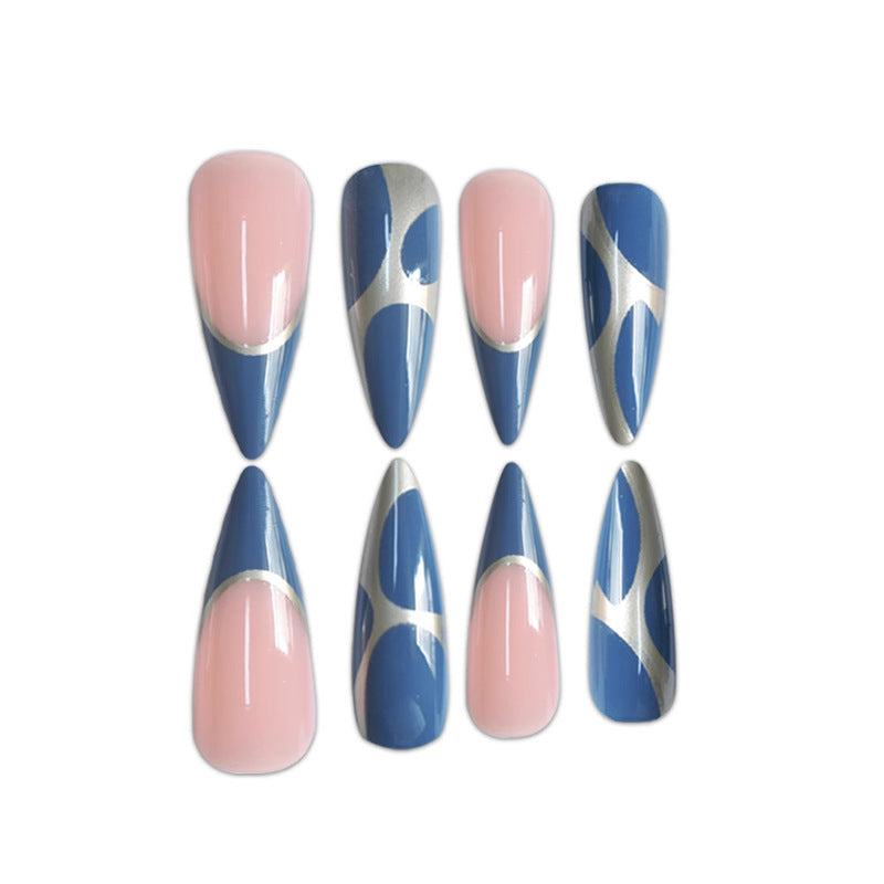 Künstlerisches Stiletto Press-On-Nail-Design mit Metallverzierung Karnz