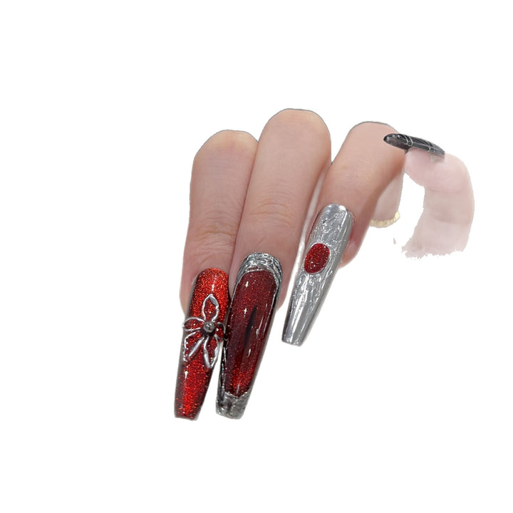Dekoratives Press-On-Nagelkunst-Set mit schicker metallischer Akzentuierung Karnz