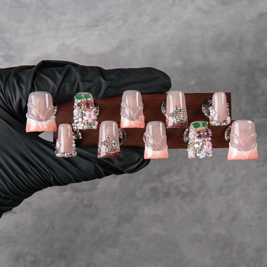 Dekoratives Press-On-Nagelset mit Schmuckverzierungen