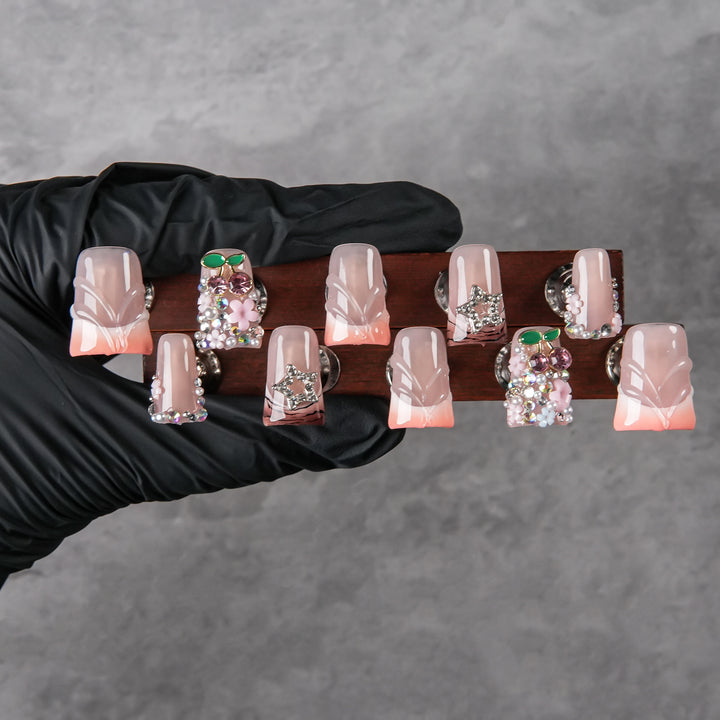 Dekoratives Press-On-Nagelset mit Schmuckverzierungen