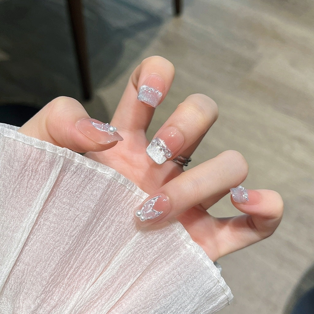 Elegante mit Kristallen verzierte Nagelverlängerungen Karnz
