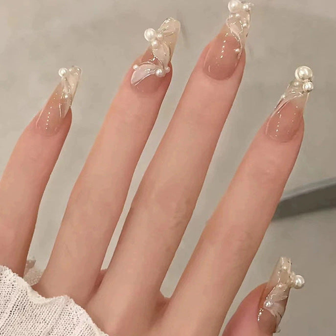 Elegantes Nageldesign mit Perlenverzierung Karnz